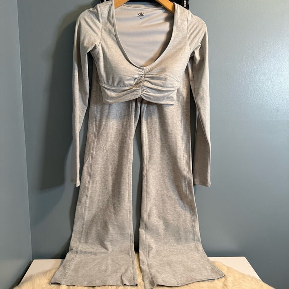 Alo Yoga Heather Gray Alosoft Intuition Long Sleeve Bra w/High Waist Leggings - Picture 6 of 16